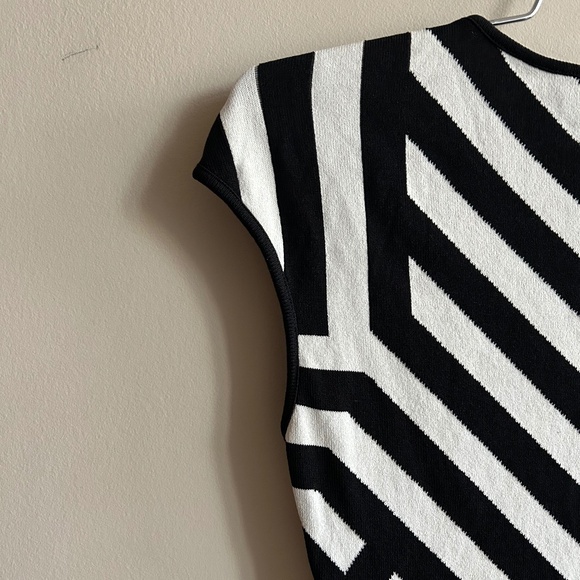 RVN Black & White Geometric Knit Top — Made in USA — Size Small — Excellent Cond - Picture 5 of 6